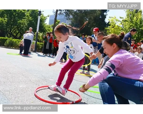 足球陪伴成长之路亲子互动与孩子的快乐时光 足球陪伴成长之路亲子互动与孩子的快乐时光
